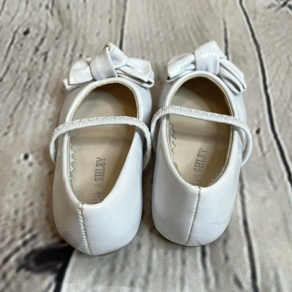 Laura Ashley White Mary Jane Bow Flats Girl’s Size 6 Excellent Condition